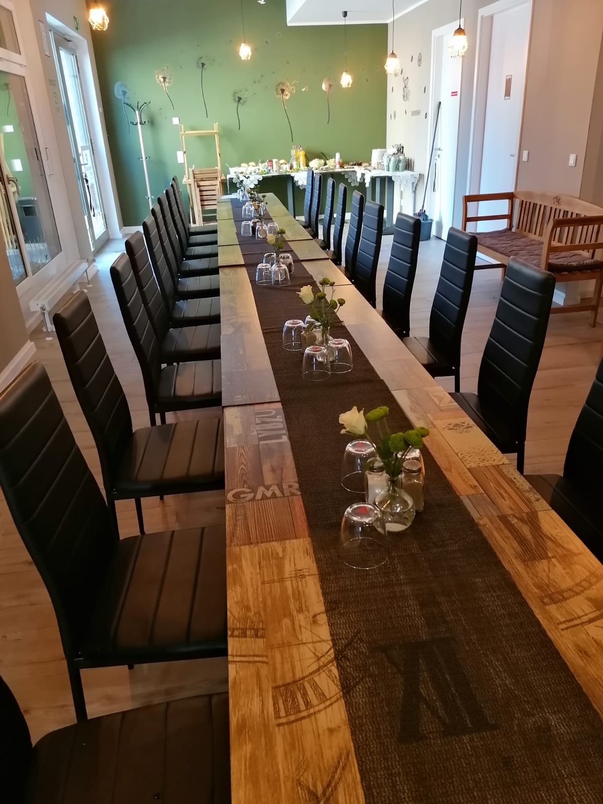 Lange eingedeckte Tafel im Café Pustekuchen